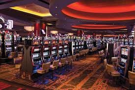 Antarmuka dashboard aplikasi botakbet menampilkan meja live casino dan pilihan permainan slot